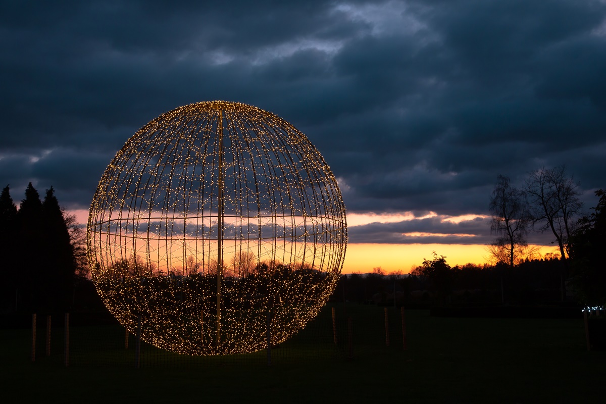 Večerni sprehod med lučkami Svetlobna krogla ob sončnem zahodu
