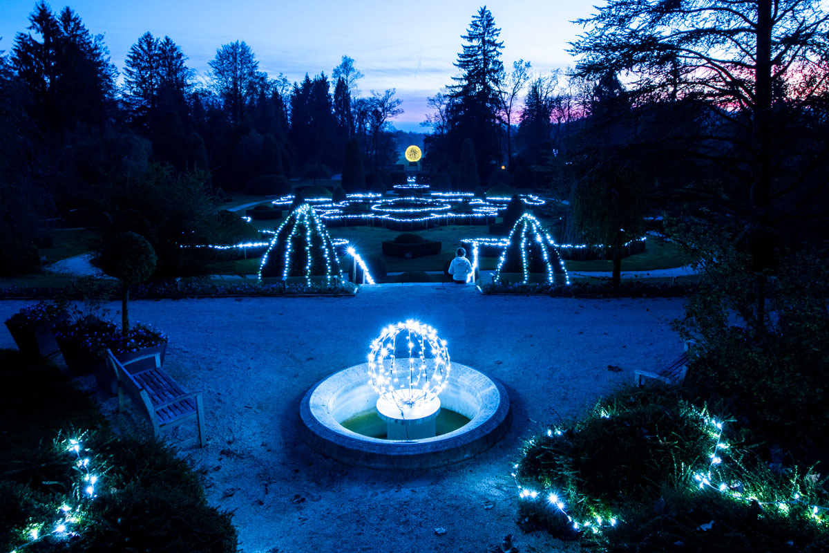 Francoski vrt okrašen z lučkami