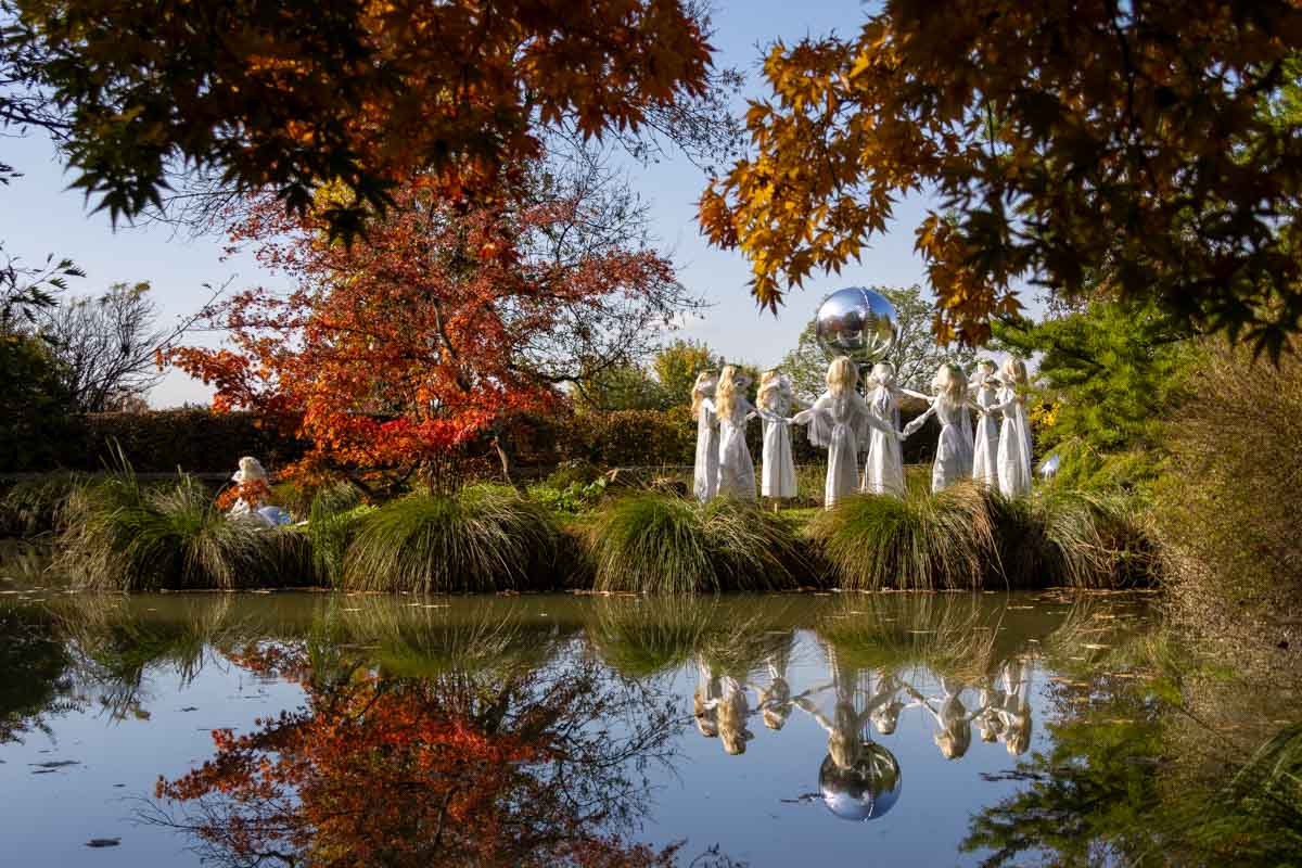 Bele žene v parku Bele žene v parku