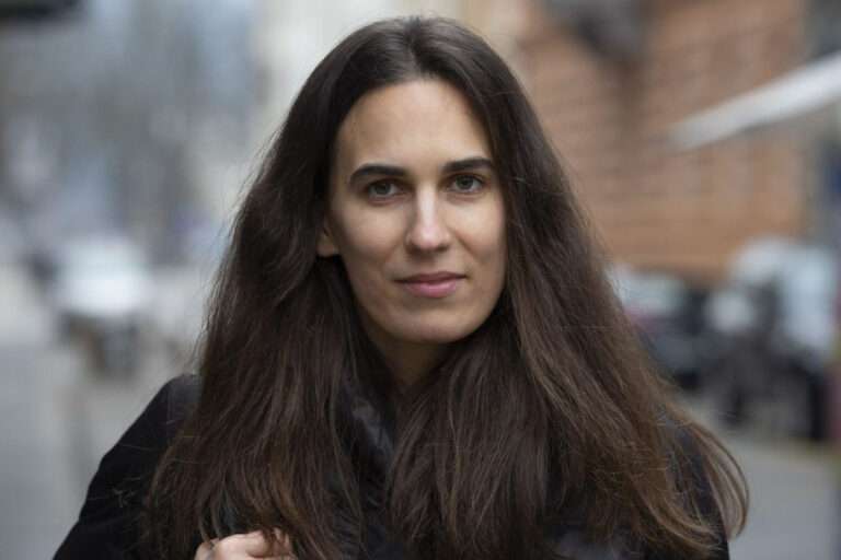 Osebno o literaturi Tina Vrščaj o romanu Na klancu – v pogovoru z Vladom Motnikarjem