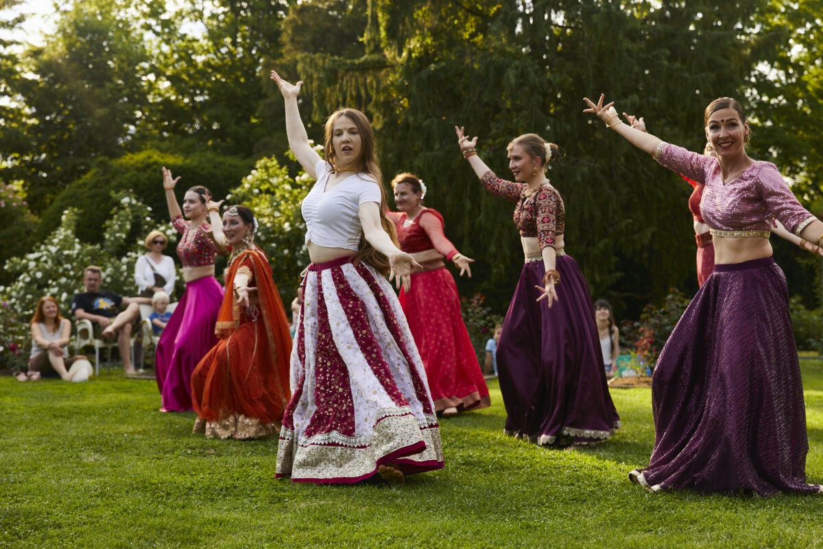 Plesna predstava Maala v Arboretumu Volčji Potok v Zgornjem rozariju.