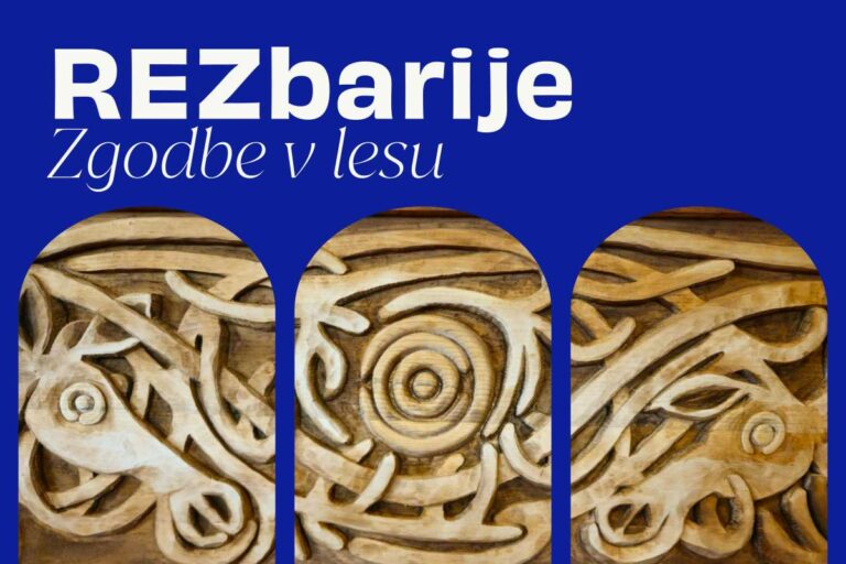 Plakat za razstavo »REZbarije – Zgodbe v lesu« z modrim ozadjem, belim napisom in tremi lesenimi rezbarskimi motivi s spiralnimi vzorci.