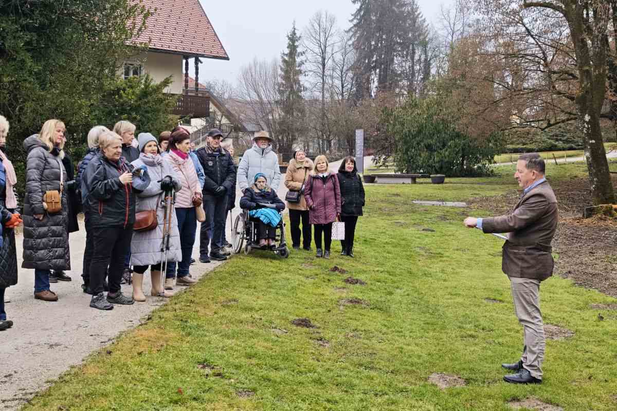 Nagovor Matjaža Mastnaka na Sprehodu z Modro palico Matjaž Mastnak vodi drugi Sprehod z Modro palico za dobro počutje in spomin v Arboretumu Volčji Potok in nagovori udeležence.