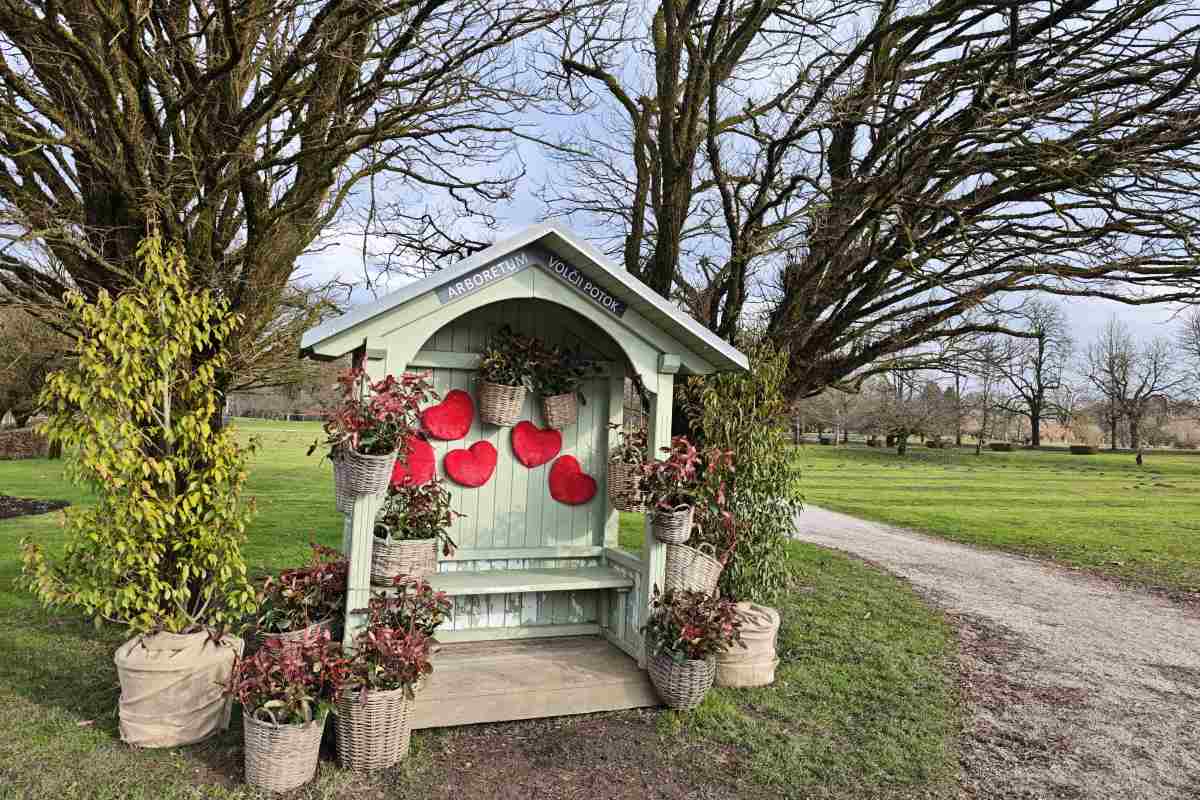 Romantični foto kotiček Valentinov foto kotiček v Arboretumu Volčji Potok z rdečimi srci