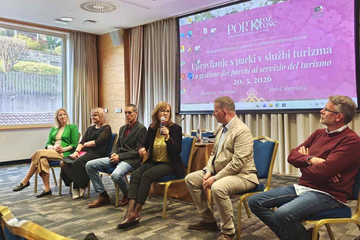 Strokovnjaki na okrogli mizi posveta Upravljanje s parki v službi turizma Sodelujoči na okrogli mizi mednarodnega strokovnega posveta Upravljanje s parki v službi turizma v Portorožu