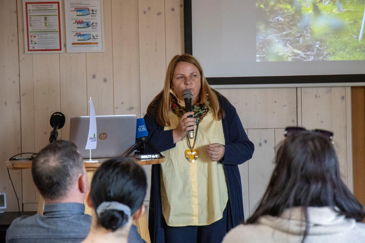 Melita Miš Strgar na novinarski konferenci v Arboretumu Melita Miš Strgar med govorom na novinarski konferenci v Arboretumu Volčji Potok