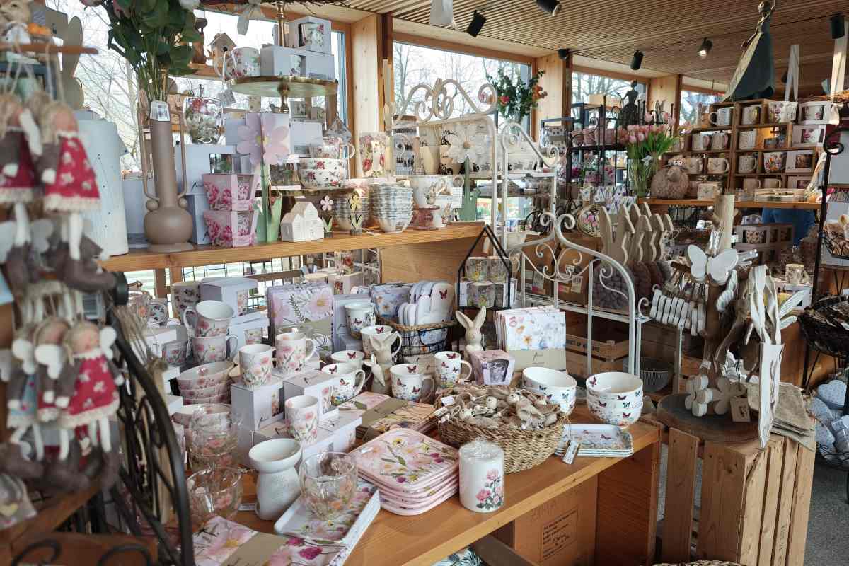 Pomladna ponudba v trgovinici Arboretuma Notranjost trgovinice Arboretuma Volčji Potok z bogato ponudbo skodelic, daril, dekoracij in spomladanskih izdelkov.