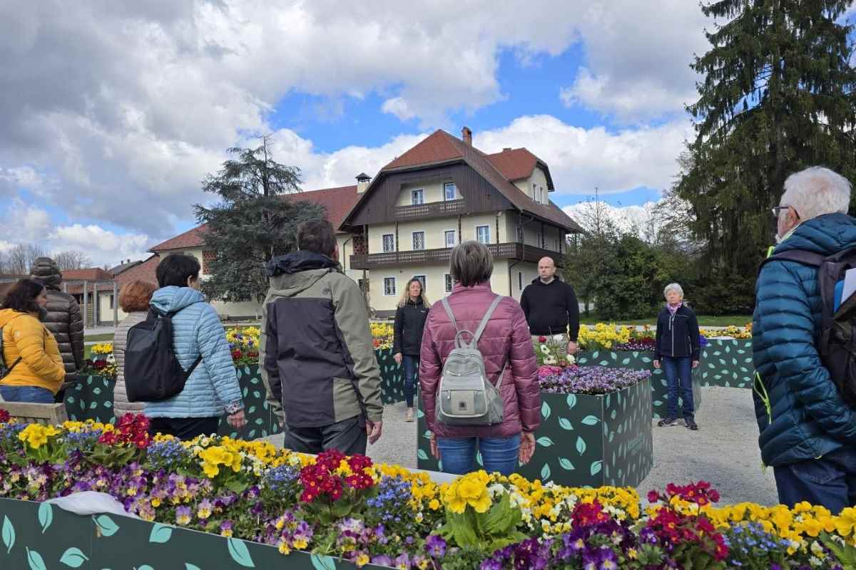 Čutna izkušnja na Poti za spomin, ki jo je vodila Ana Hribar Podkrajšek Udeleženci tretjega usposabljanja na Poti za spomin v Arboretumu Volčji Potok sodelujejo v čutni izkušnji v parku pod vodstvom Ane Hribar Podkrajšek.