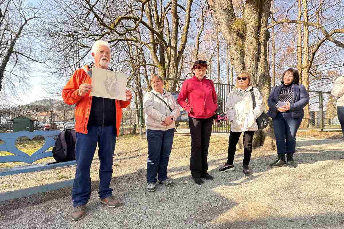 Milan Jazbec ob modri klopci na Poti za spomin Milan Jazbec med Sprehodom z Modro palico v Arboretumu Volčji Potok udeležencem predstavlja orientacijo v prostoru ob modri klopci.