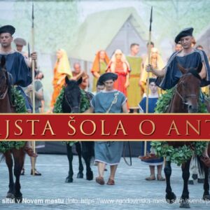 Skupina ljudi v kostumih iz obdobja antike med povorko. V ospredju sta dva jezdeca na konjih, v ozadju pa pešci v zgodovinskih oblačilih.