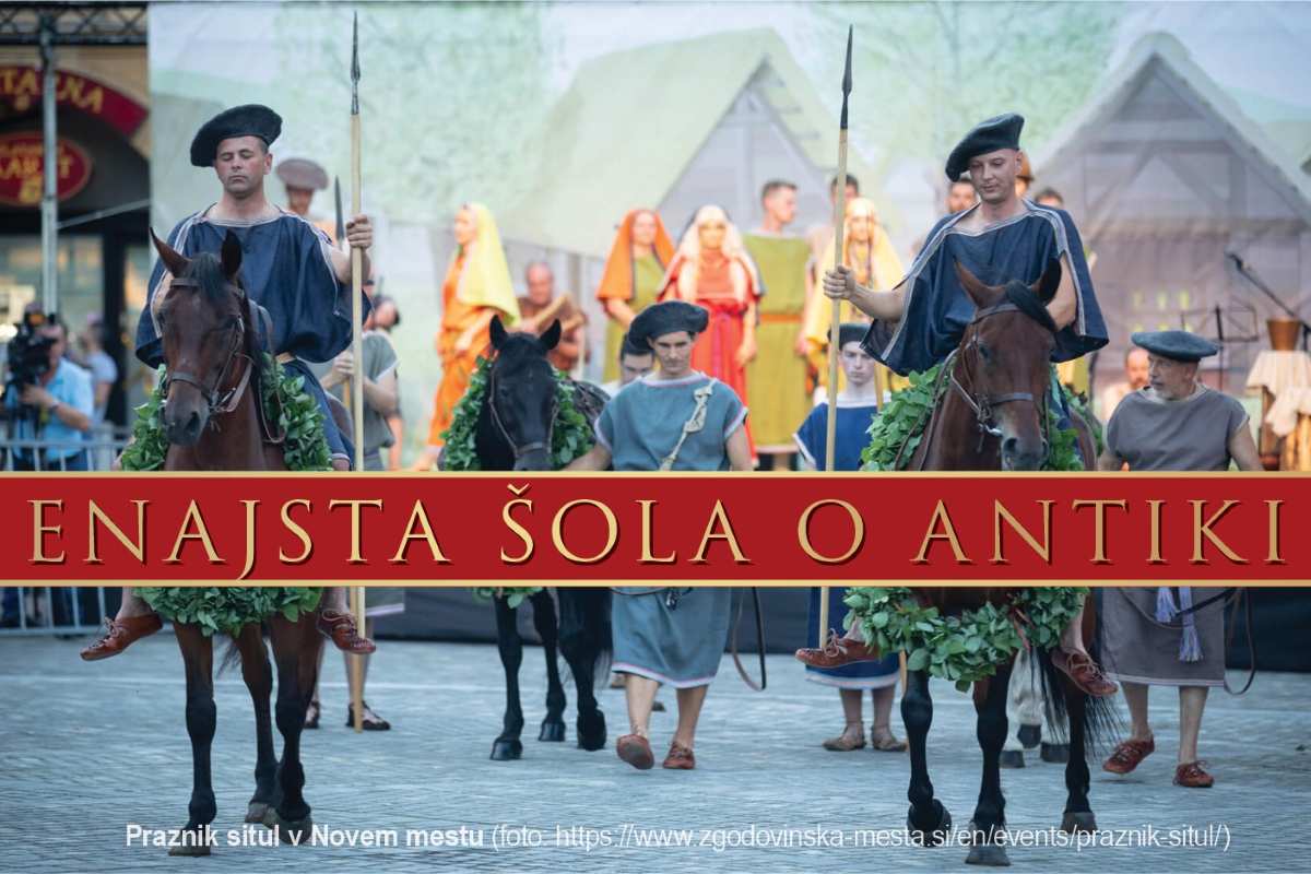 Skupina ljudi v kostumih iz obdobja antike med povorko. V ospredju sta dva jezdeca na konjih, v ozadju pa pešci v zgodovinskih oblačilih.