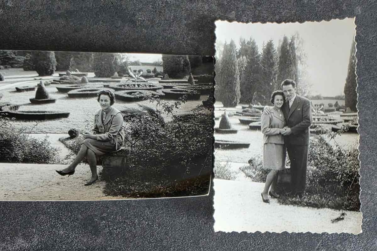 Stari fotografiji Štefke in Ivana iz časa prvega obiska parka Dve črno beli fotografiji iz preteklosti prikazujeta mlado žensko in mlad par v nekdanjem Souvanovem parku. Na levi sedi mlada ženska pred urejenim parterjem, na desni pa stojita objeta pred istim vrtom.