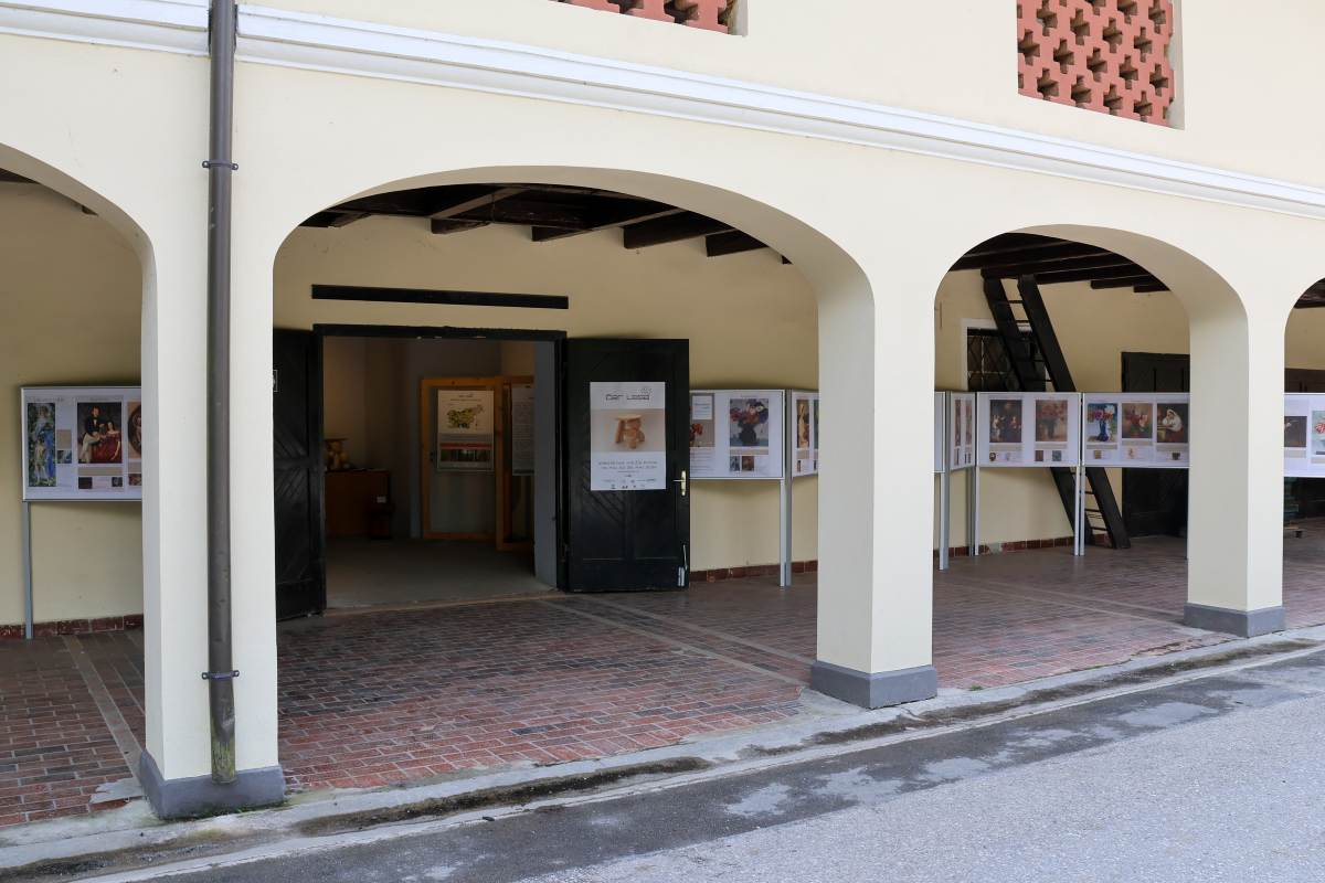 Vhod na razstavo Čar lesa 2026 Vhod v razstavni prostor Čar lesa pod arkadami, ob njem pa so postavljeni panoji z dodatnimi razstavnimi vsebinami.