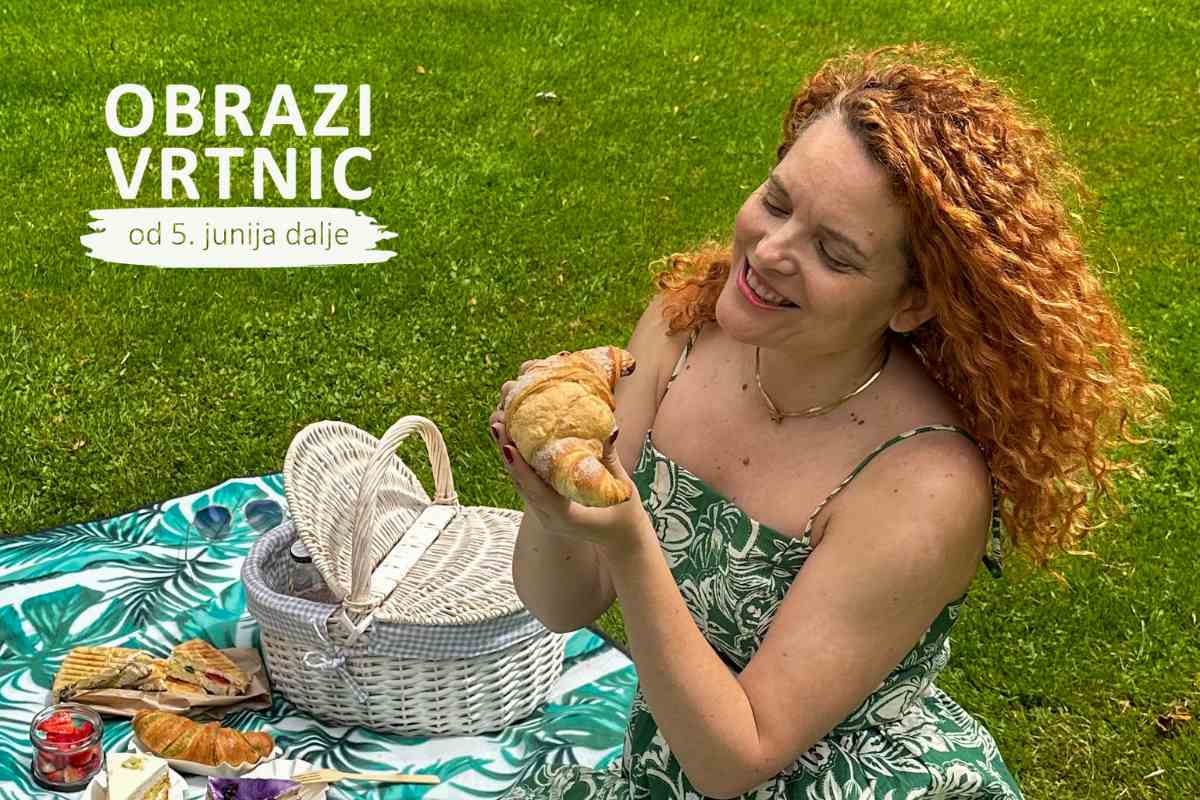 Ženska sedi na piknik odeji na travi, v rokah drži rogljiček, ob njej pa sta piknik košara in poletne dobrote. Na fotografiji je napis Obrazi vrtnic, od 5. junija dalje.
