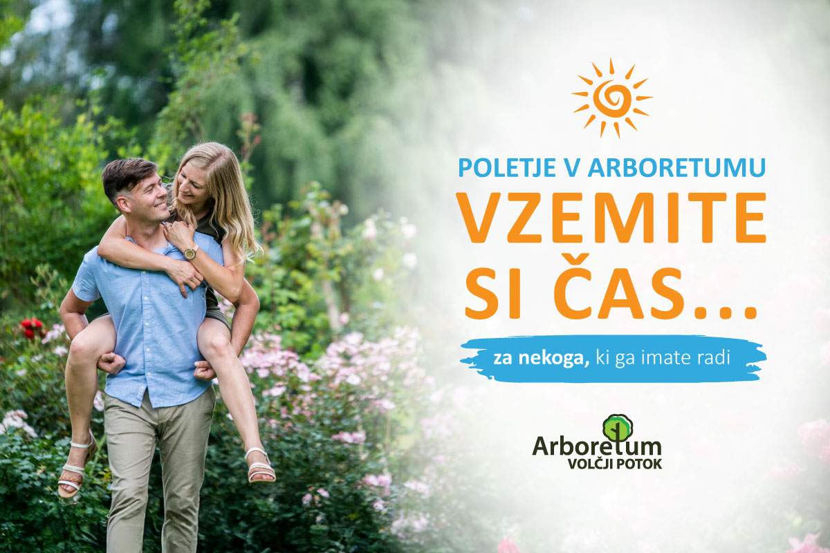 Par v poletnem parku, ob njem napis Poletje v Arboretumu, Vzemite si čas za nekoga, ki ga imate radi.