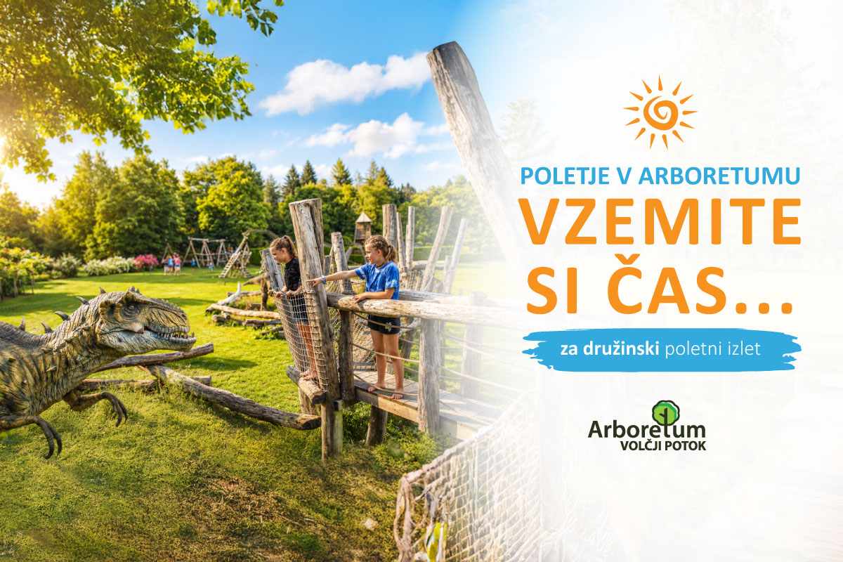Otroka na lesenem igralu opazujeta dinozavra, ob fotografiji je napis Poletje v Arboretumu, Vzemite si čas za družinski poletni izlet.