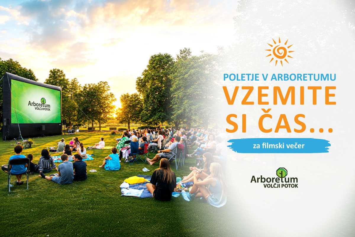 Obiskovalci sedijo na travniku pred velikim filmskim platnom, ob fotografiji je napis Poletje v Arboretumu, Vzemite si čas za filmski večer.