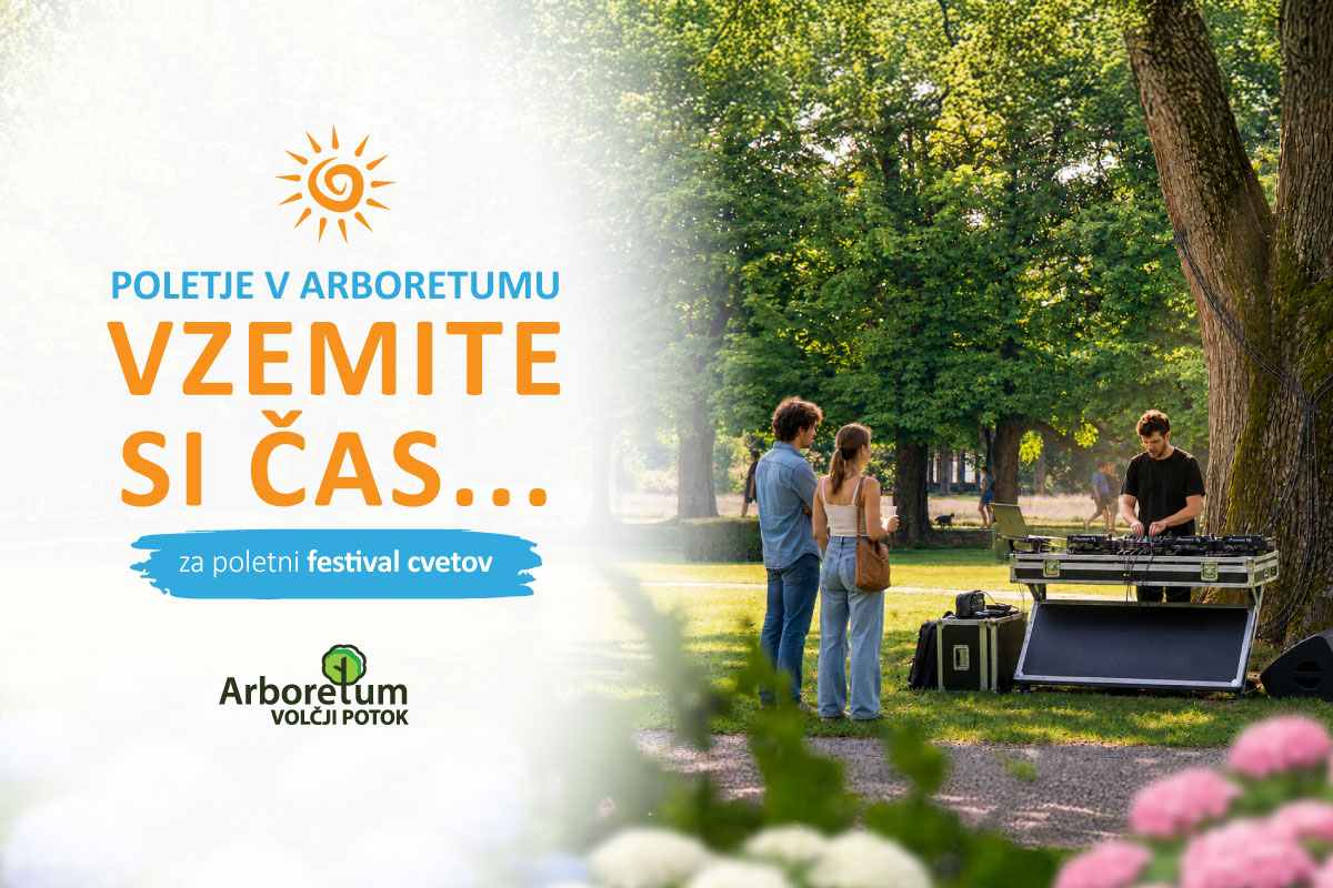 Obiskovalci stojijo v poletni senci dreves ob glasbeni opremi, ob fotografiji je napis Poletje v Arboretumu, Vzemite si čas za poletni festival cvetov.