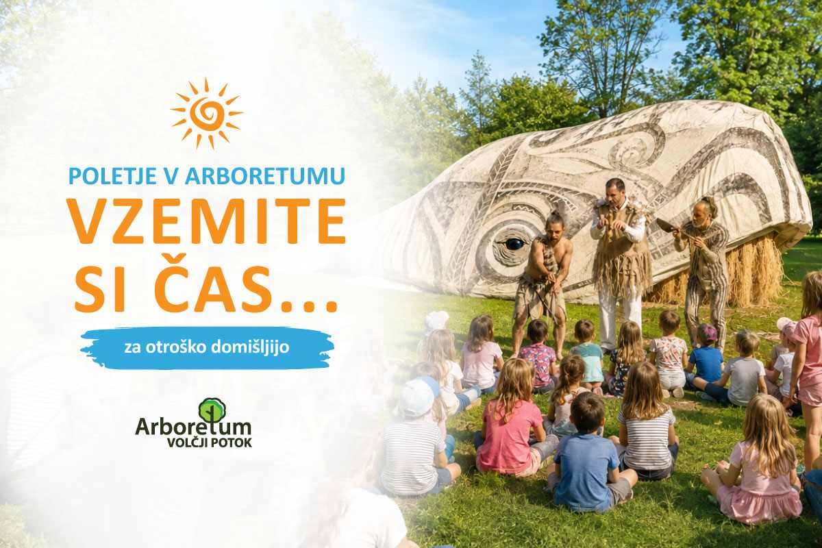 Otroci sedijo na travi in gledajo predstavo pred veliko scensko podobo kita, ob fotografiji je napis Poletje v Arboretumu, Vzemite si čas za otroško domišljijo.