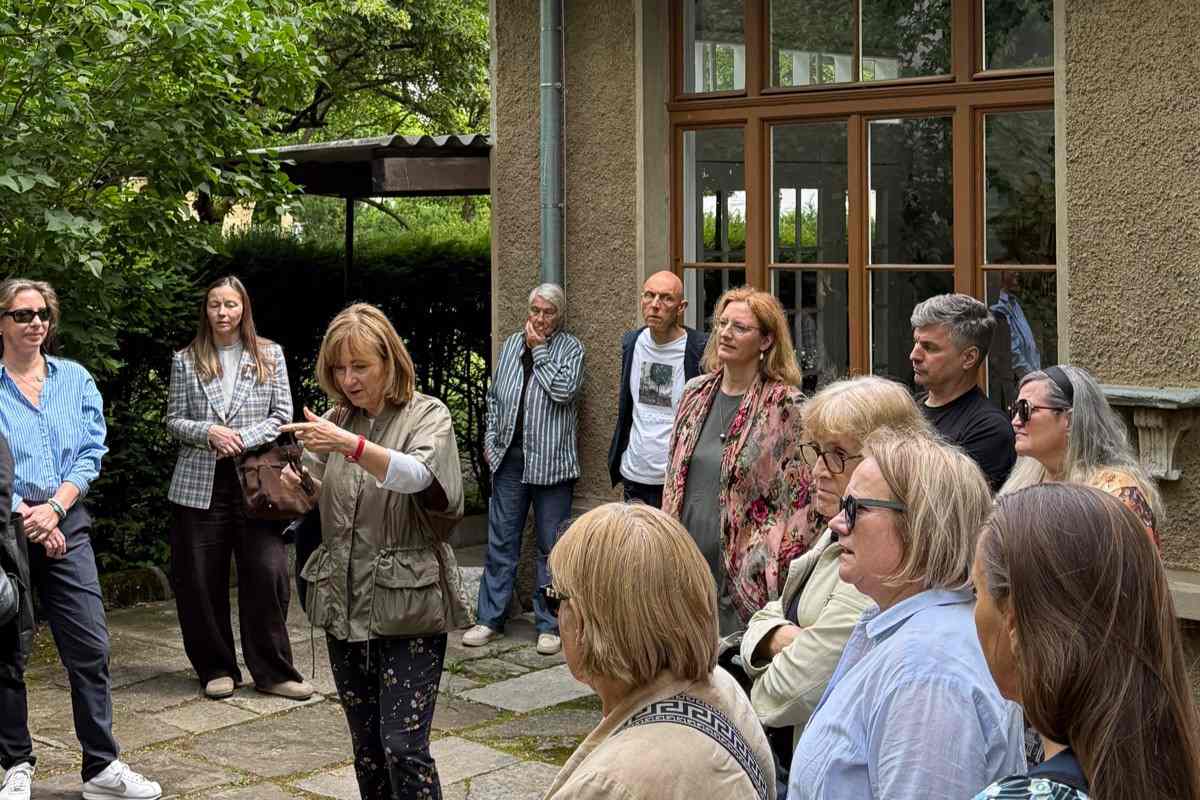 Strokovna razlaga ob Plečnikovi hiši Strokovnjakinja razlaga skupini obiskovalcev posebnosti vrta na tlakovani terasi ob Plečnikovi hiši.