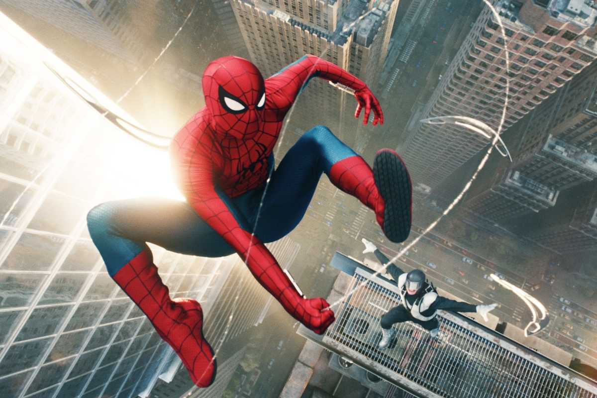 Spider-Man v rdeče-modrem kostumu niha med visokimi stolpnicami nad mestom, v ozadju pa je še ena zamaskirana oseba na robu stavbe.