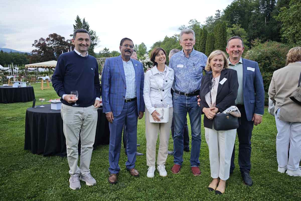 Mednarodni gostje na forumu o vrtnicah Skupina udeležencev Mednarodnega foruma o vrtnicah pozira na travniku v Arboretumu Volčji Potok.