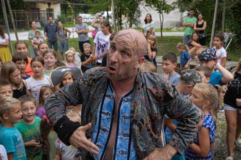 Kapitan Dada med interaktivno gledališko predstavo zabava otroke in družine, ki sodelujejo pri gusarski pustolovščini na prostem.