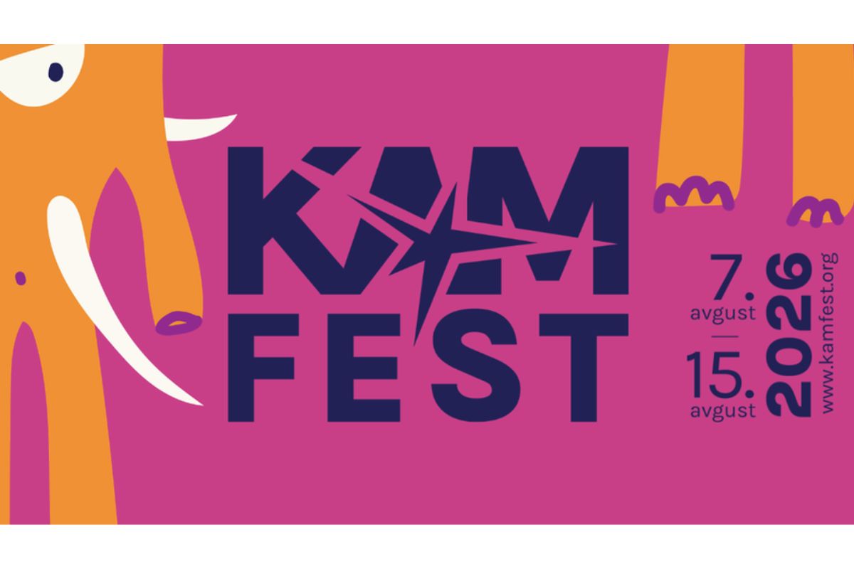 Grafična podoba festivala Kamfest 2026 z rožnatim ozadjem, velikim modrim napisom »Kamfest« in stiliziranimi oranžnimi liki. Na desni strani so zapisani datumi festivala od 7. do 15. avgusta 2026 ter spletni naslov kamfest.org.