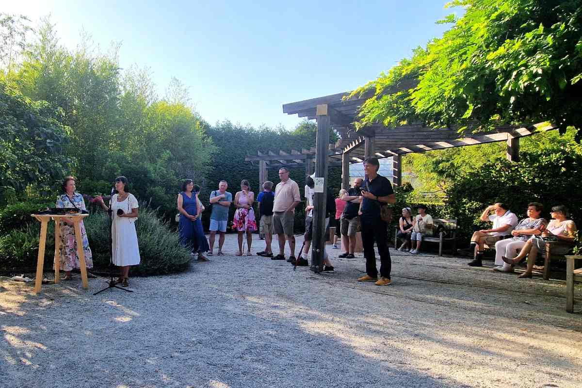 Odprtje taktilne razstave skulptur Govornici nagovarjata obiskovalce na odprtju taktilne razstave v Arboretumu Volčji Potok.