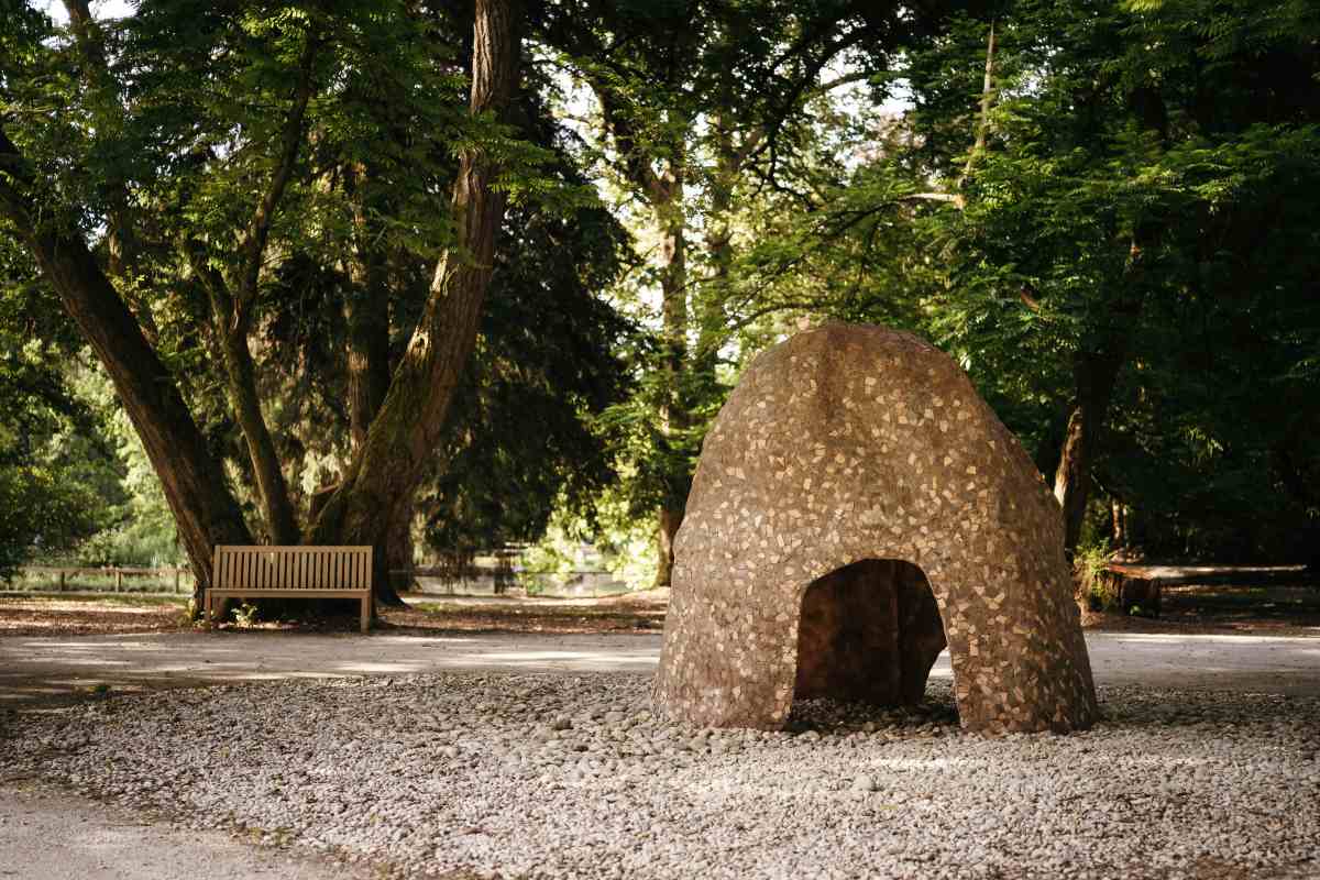 Skulptura Domovoj – Hišni duh v Arboretumu Volčji Potok Kupolasta skulptura Domovoj – Hišni duh, delo srbskega kiparja Ivana Bona, stoji na prodnati površini med mogočnimi drevesi v bližini jezera Otočec. Skulptura ima odprt vhod v notranjost, kjer obiskovalci lahko raziskujejo prostor z dotikom, sluhom in vidom ter doživijo posebno akustično izkušnjo, navdihnjeno s staroslovansko mitologijo.