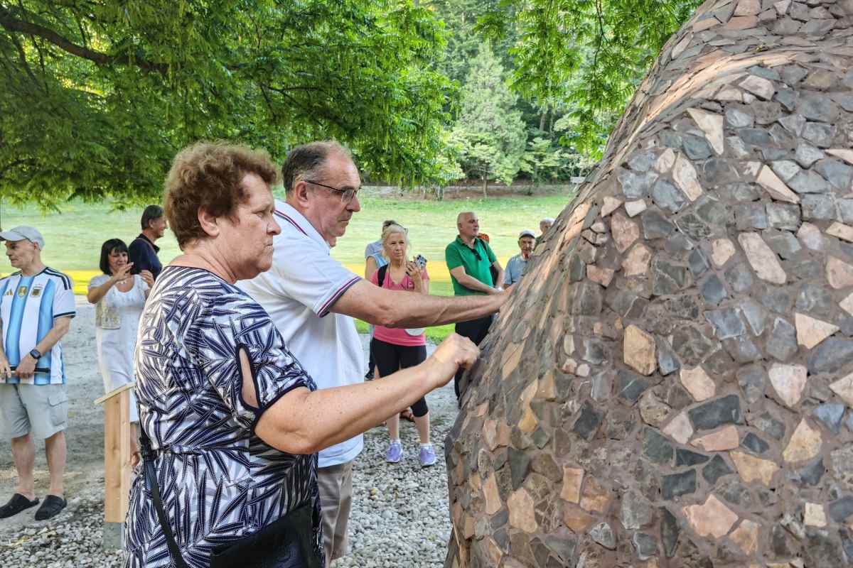 Raziskovanje skulpture Domovoj – Hišni duh Obiskovalca z dotikom raziskujeta površino skulpture Domovoj – Hišni duh.