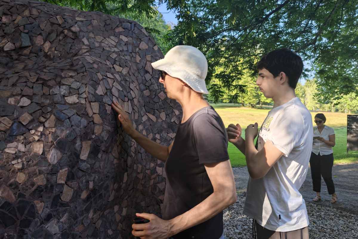 Raziskovanje taktilne skulpture z dotikom