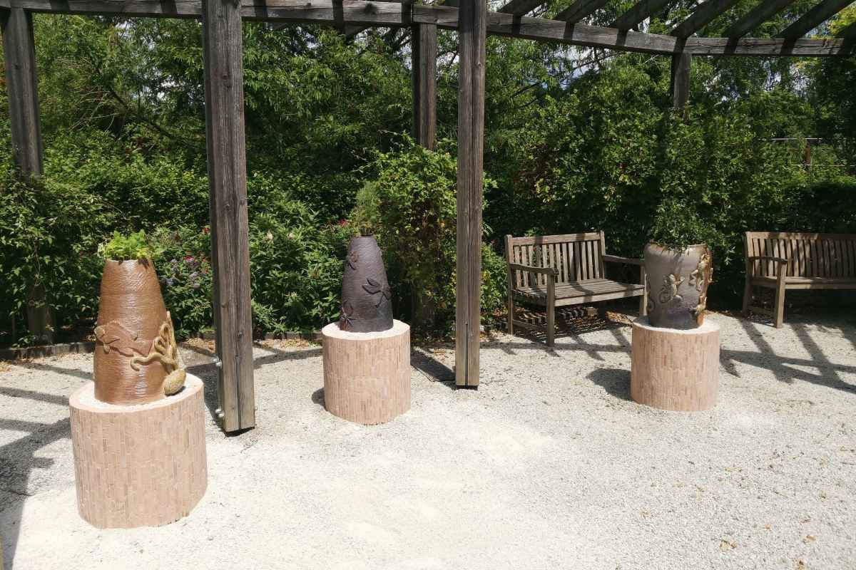 Skulpture Varuhi narave v dišečem vrtu