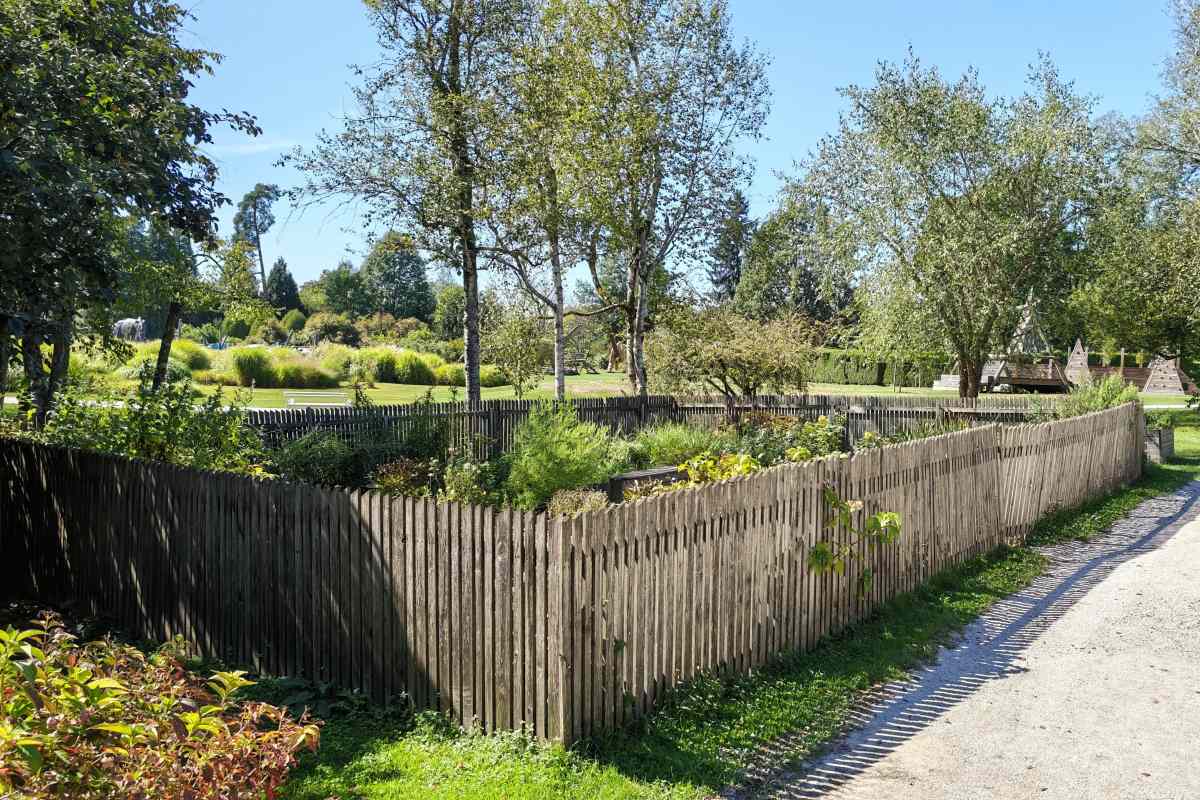 Etnobotanični vrt v zelenem okolju Arboretuma