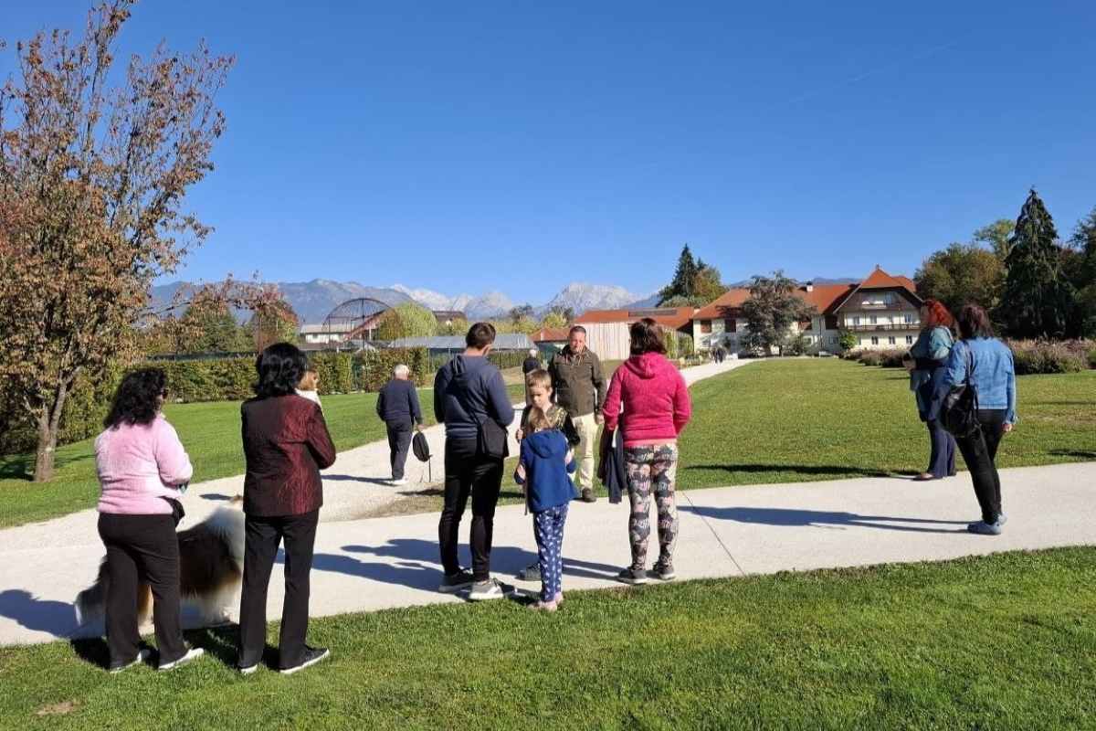 Strokovno vodenje o iglavcih v Arboretumu Volčji Potok Ob Dnevih evropske kulturne dediščine 2026 so se obiskovalci pridružili vodenju Matjaža Mastnaka »Iglavci, ogrožena dediščina« in raziskovali vpliv podnebnih sprememb na drevesne zbirke Arboretuma.