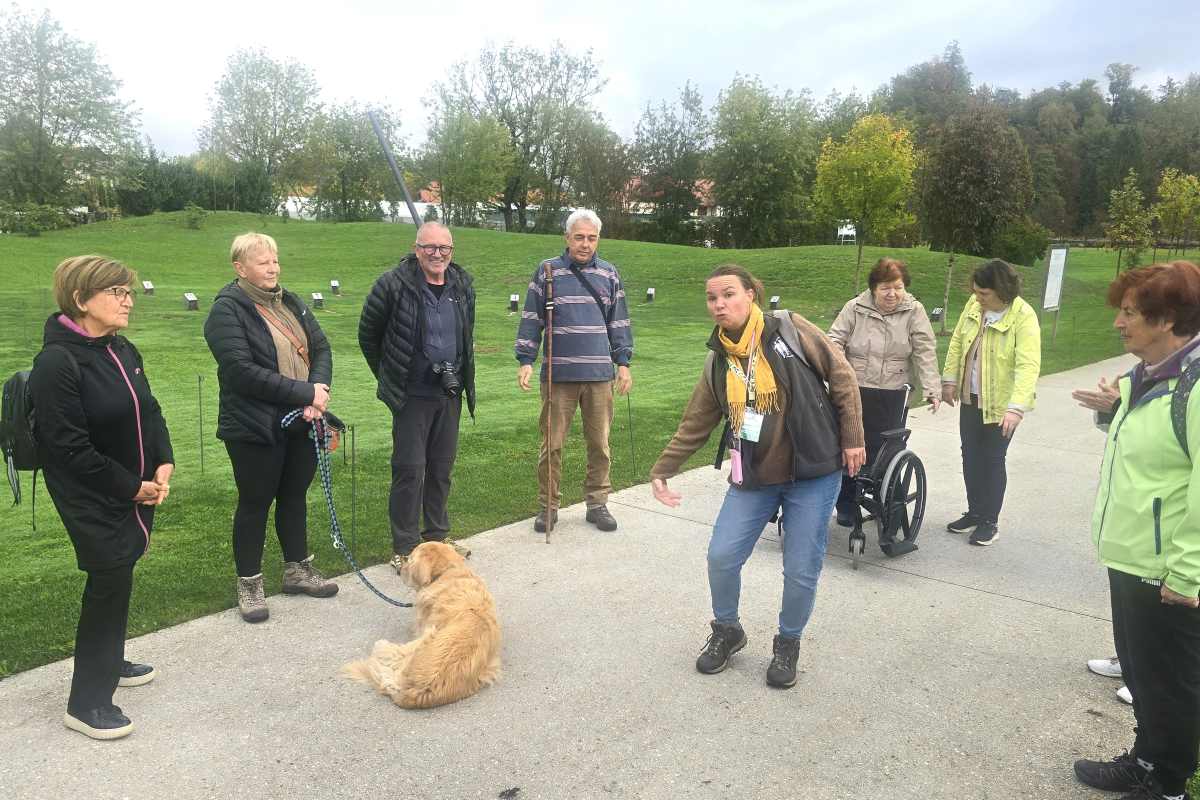 Ana Hribar Podkrajšek vodi razgibavanje na Poti za spomin